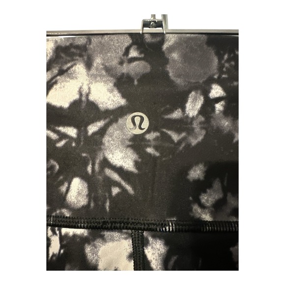 Lululemon Sunshine Saluatation Crop Black/White, Size 12 - Picture 6 of 11